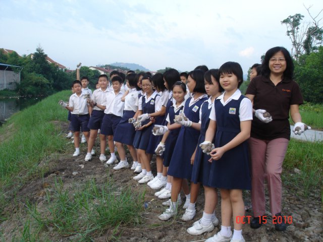 Murid-murid Sekolah Rendah True Light Kg Juru melontar bebola tanah di Sg Juru pada 15-10-2010